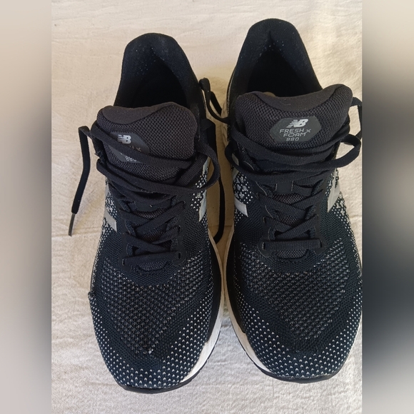 New Balance Black and White Athletic Shoes Sleek Design - Picture 1 of 7